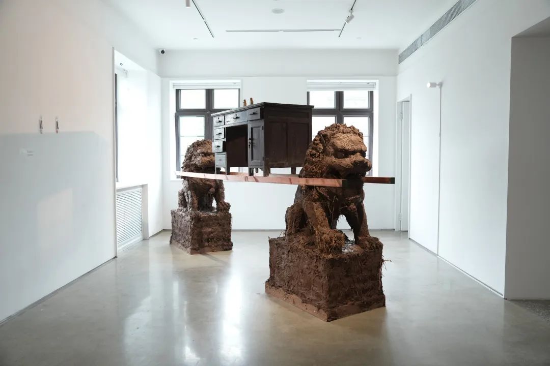 王宇翔，《同流者》，410×75×220cm，木材、钢铁、红胶泥、稻草、寿山石、宣纸，2023