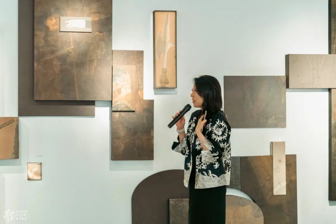 展览「见贤思齐：新工笔艺术展」开幕现场｜大千画廊主高小棋女士为展览开幕发表致辞。