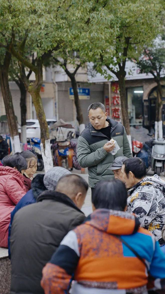 一个重庆工人在桥洞下办展，被全网封为天才之后……