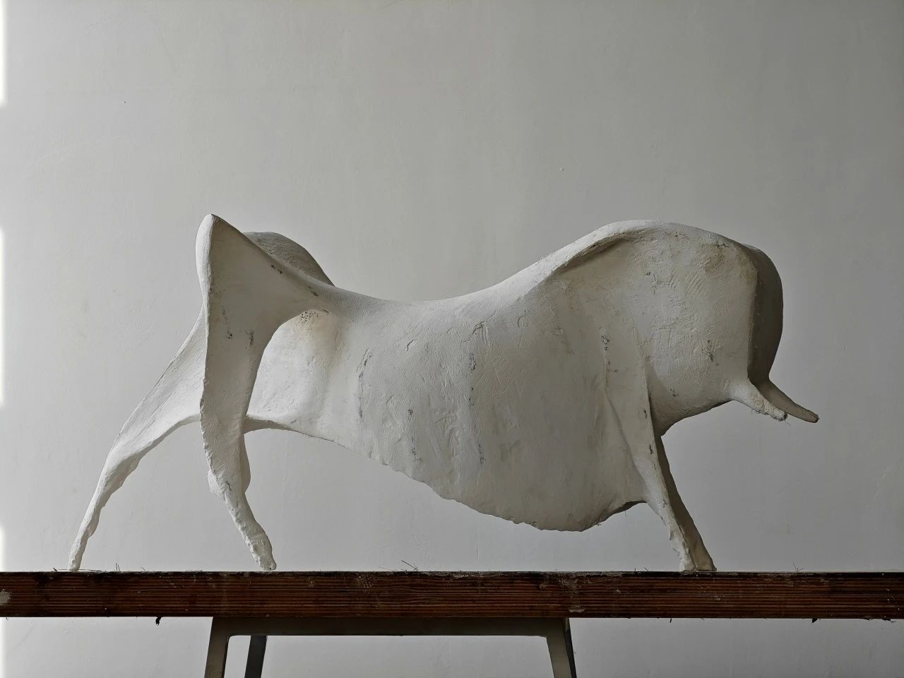 《兕》 李展 2024年 28x94x43cm 石膏、铁丝、石膏纱布