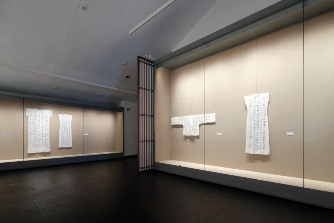 以后——王天德艺术展”展览现场，图为“新中国服饰”系列，2024年